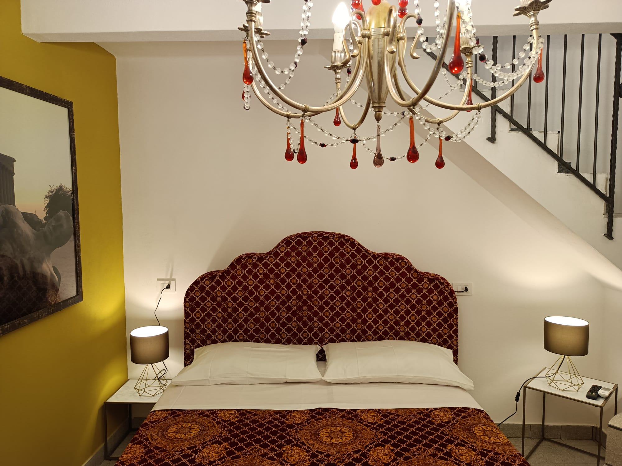 Camera Sicilia - lampadario con gocce rosse e scala